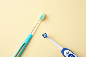 a manual toothbrush vs electric toothbrush